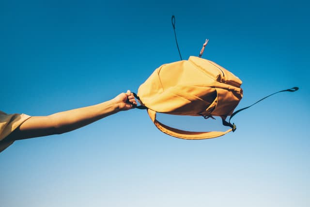 Mãe ensina a economizar no volta às aulas, priorizando o essencial e opções de segunda mão. Reprodução: Business Insider