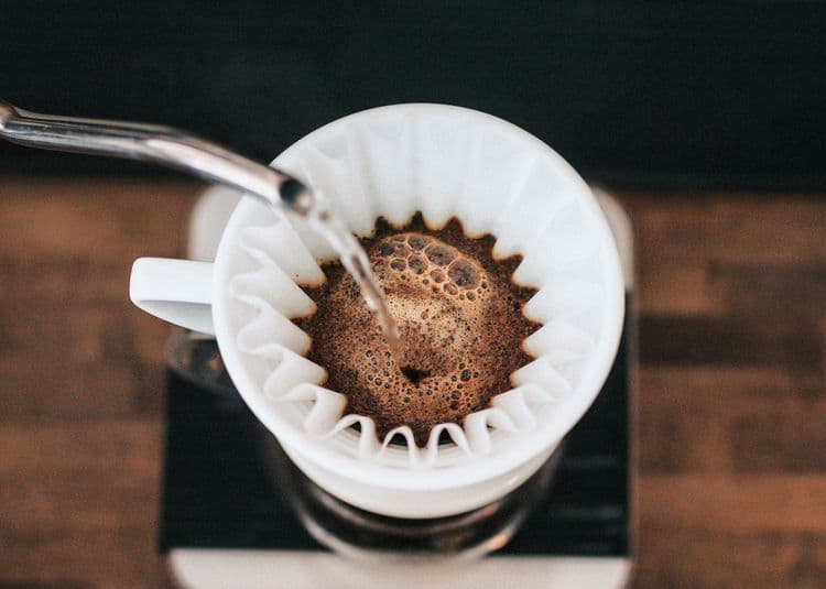 Mudança na técnica de preparo promete aprimorar o sabor do café filtrado no Brasil. Reprodução: Globo