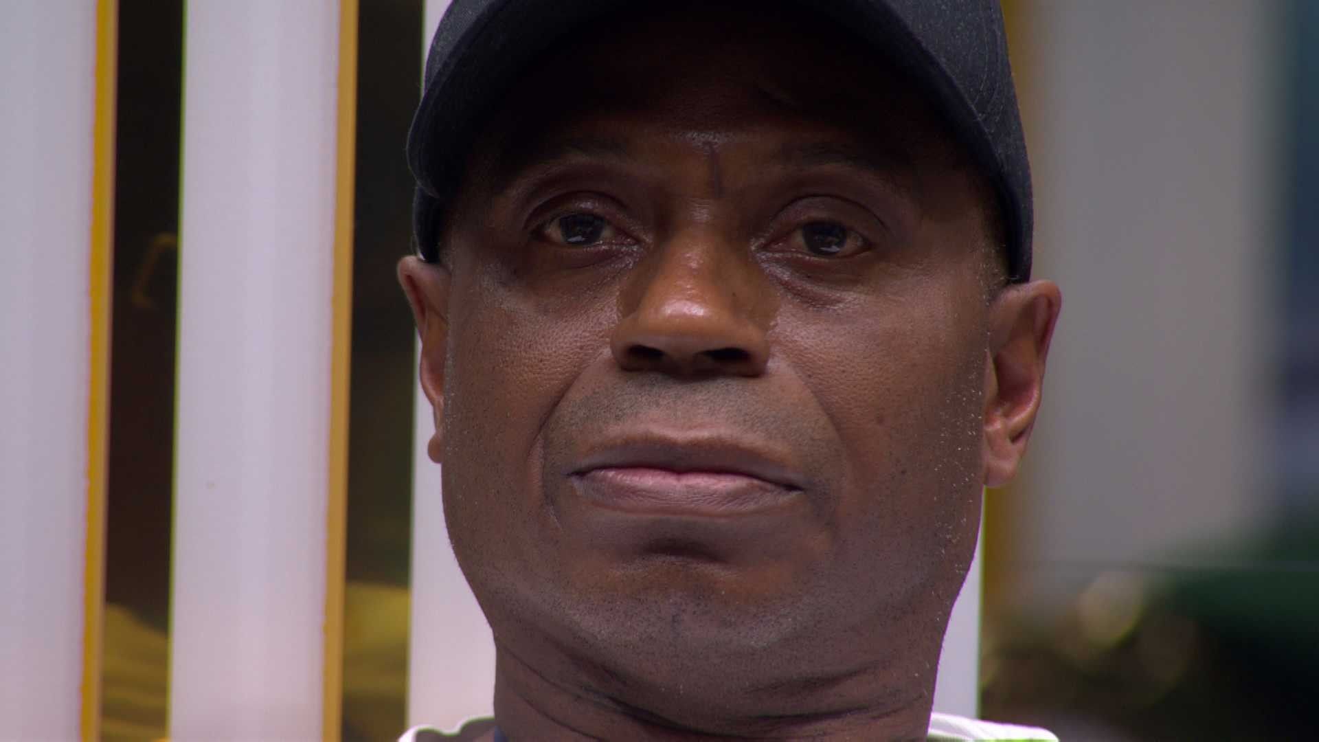 [Edilson, desclassificado do BBB 26, deixa a casa.]. Reprodução: Gshow