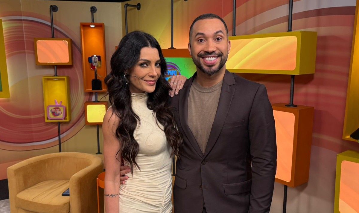 Gil do Vigor e Ceci Ribeiro conversam com a 16ª pessoa eliminada do BBB 26. Reprodução: Gshow