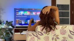 Iluminação LED inteligente projeta na parede as cores da TV para uma experiência imersiva. Reprodução: Elpais