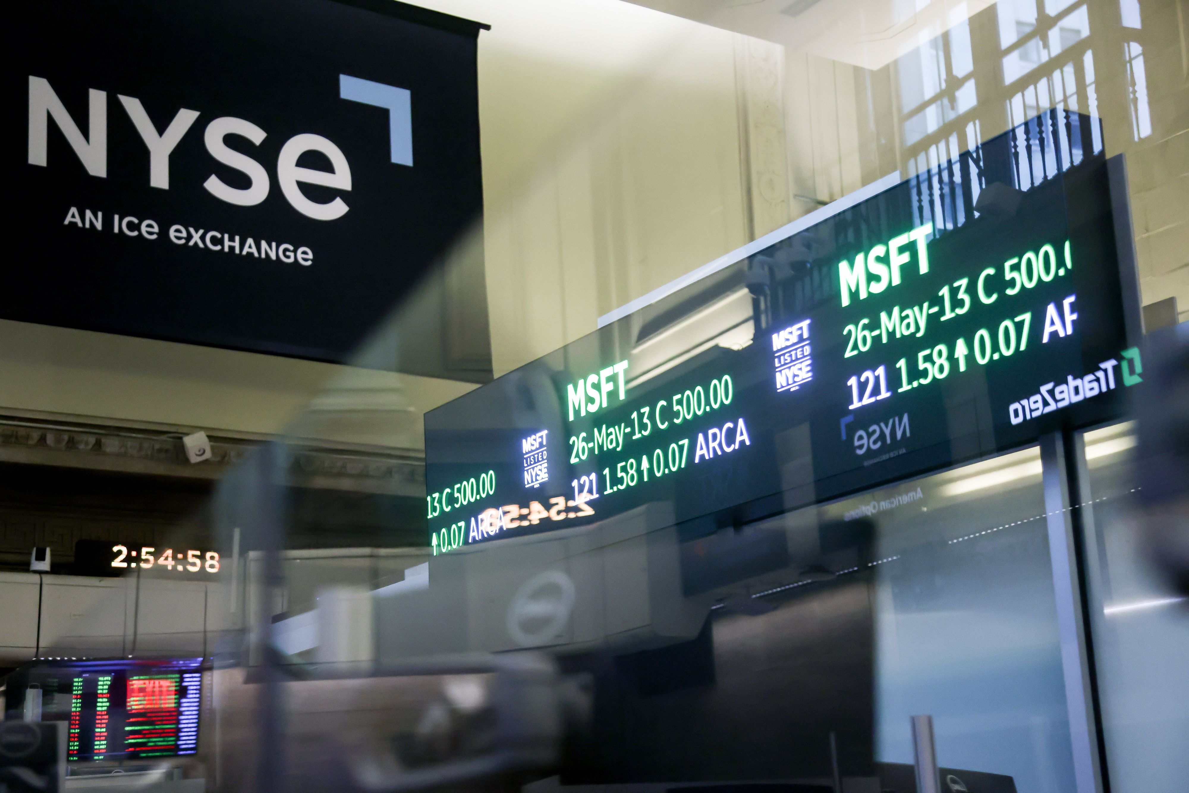 Investidores fecham abril otimistas com IA e ignorando petróleo
