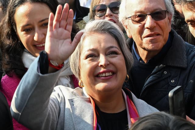 Candidata de esquerda Jeannette Jara acena a apoiadores durante debate no Chile. Reprodução: Retorno do item 11