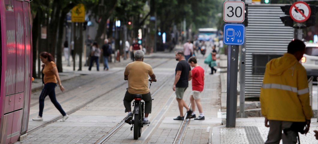 [Bicicletas elétricas circulam pelo trânsito do Rio, tema de alerta sobre internações no SUS.]. Reprodução: Oglobo