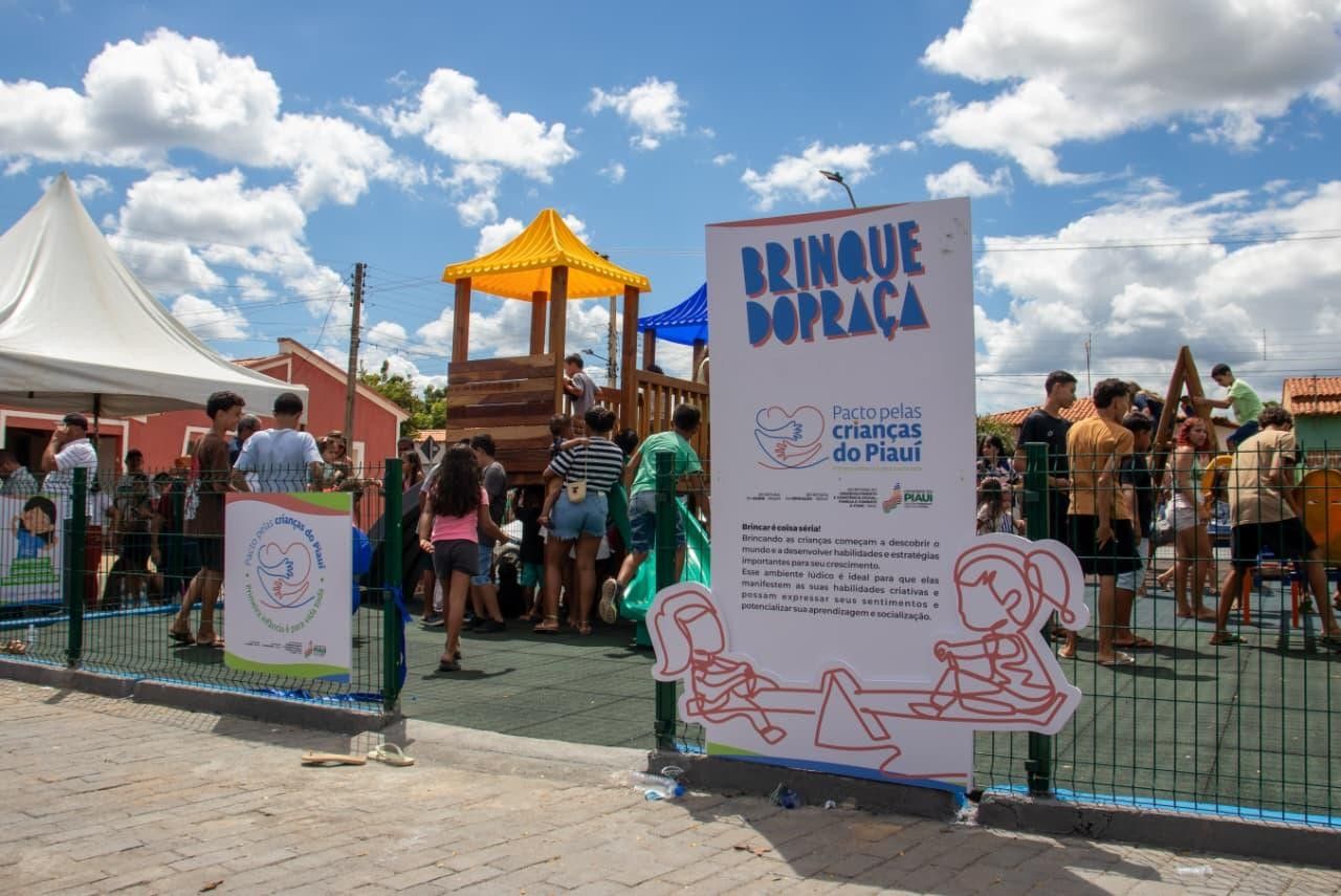 Governo do Piauí entrega brinquedopraça no município de Coronel José Dias