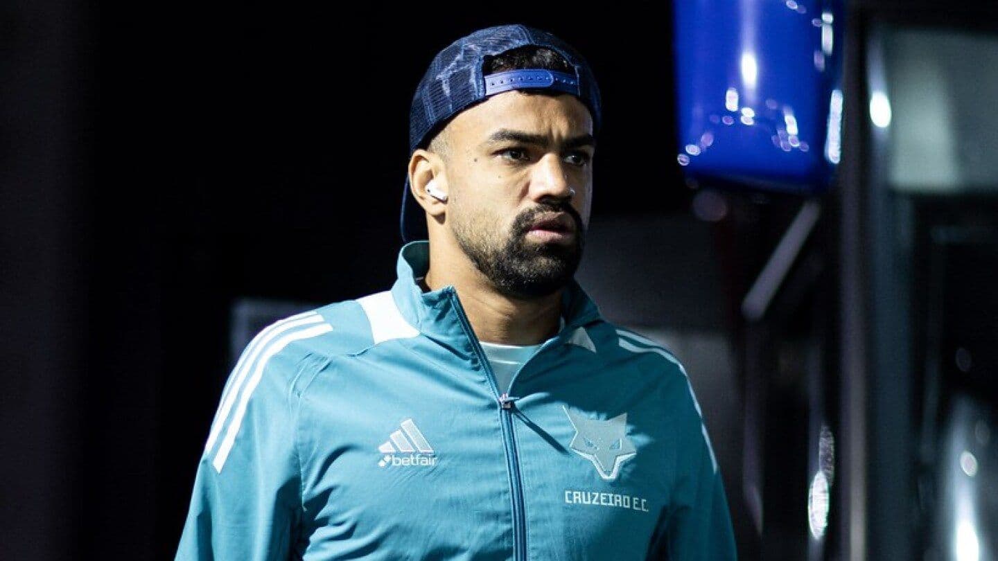 Zagueiro da equipe celeste expressa tristeza após nova derrota na Copa Sul-Americana. Reprodução: Itatiaia