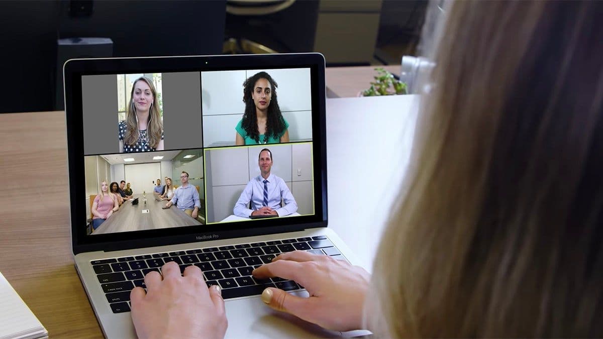 Processo na Califórnia acusa aplicativo de gravar conversas privadas para treinar sua IA.; Reprodução: Gizmodo