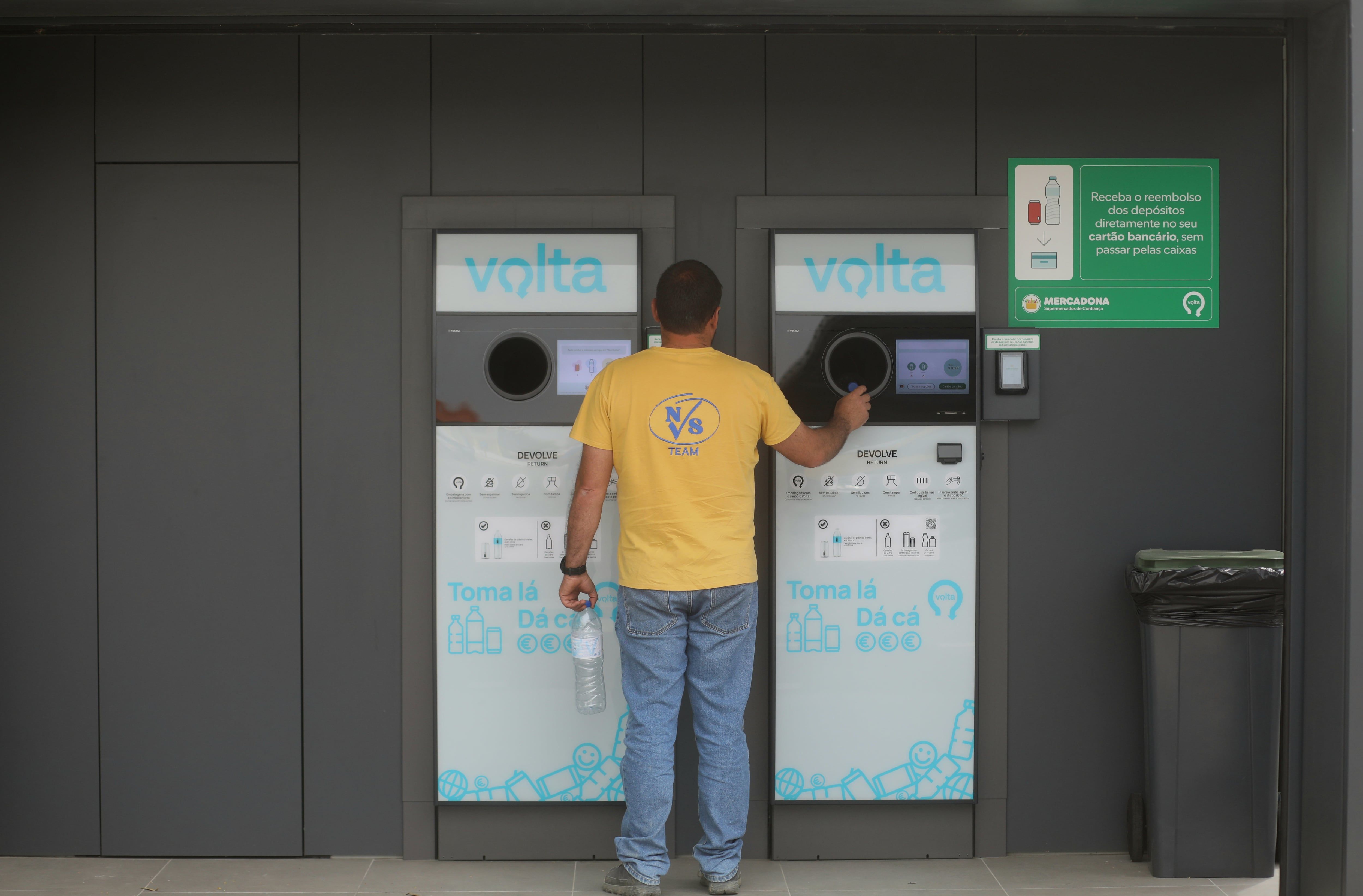 Clientes devolvem latas e garrafas em Mercadona; prática já vigente na Espanha.. Reprodução: Elpais