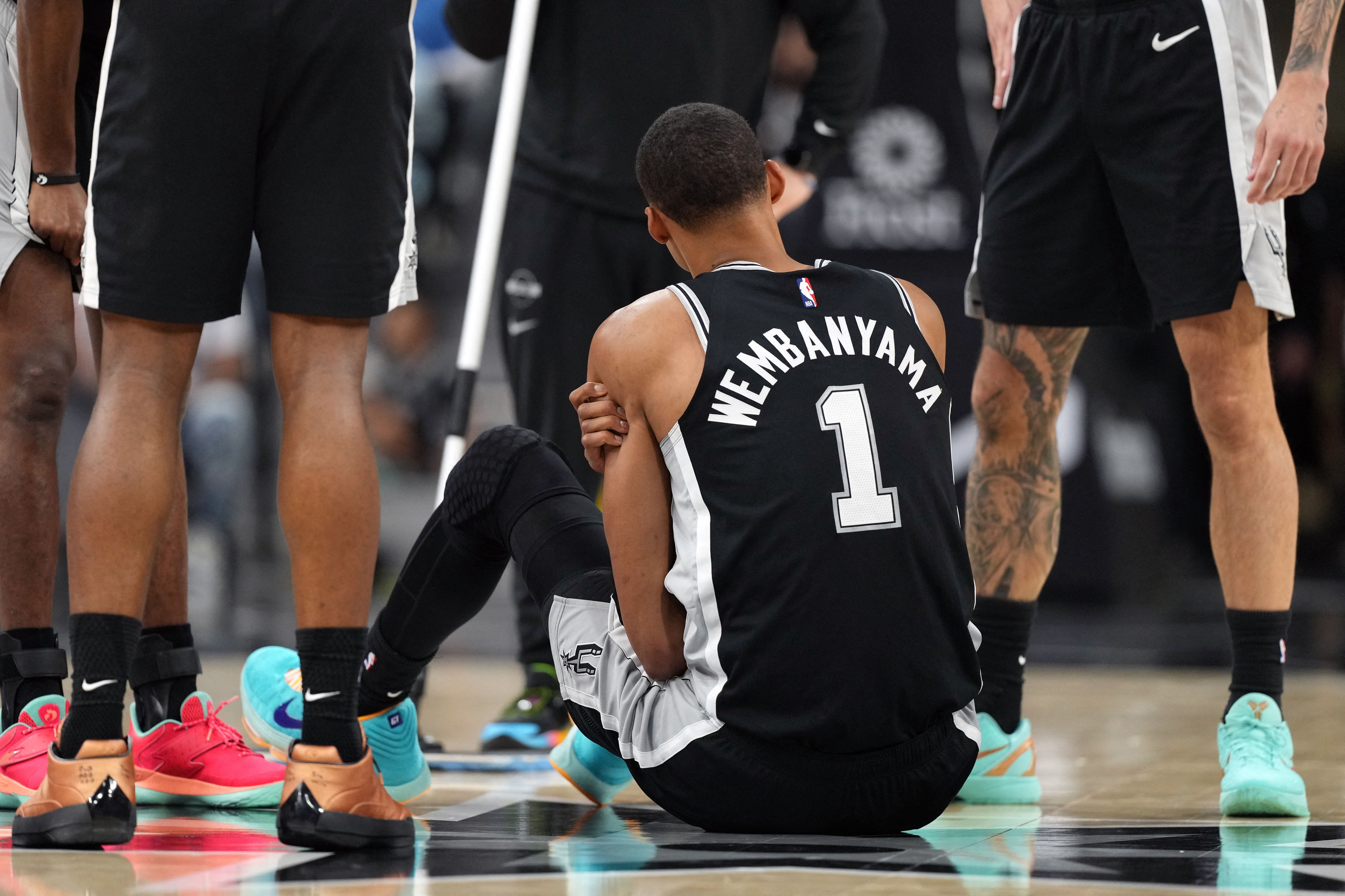 Victor Wembanyama deixa a partida dos Spurs após lesão. Reprodução: Ge