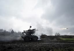 Robô equipado com lança-granadas avança em terreno difícil na luta da Ucrânia contra a Rússia. Legenda da imagem. Reprodução: Business Insider