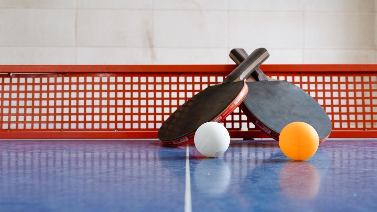 Ping-pong ao alcance de todos: rede retrátil instalada em segundos. Reprodução: Elpais