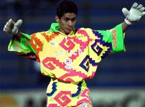 Goleiro mexicano Jorge Campos inspira coleção de moda com estilo extravagante.. Reprodução: Ge