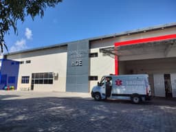 Suspeito de tentativa de homicídio é baleado por policiais ao tentar atacá-los. Reprodução: g1 AL