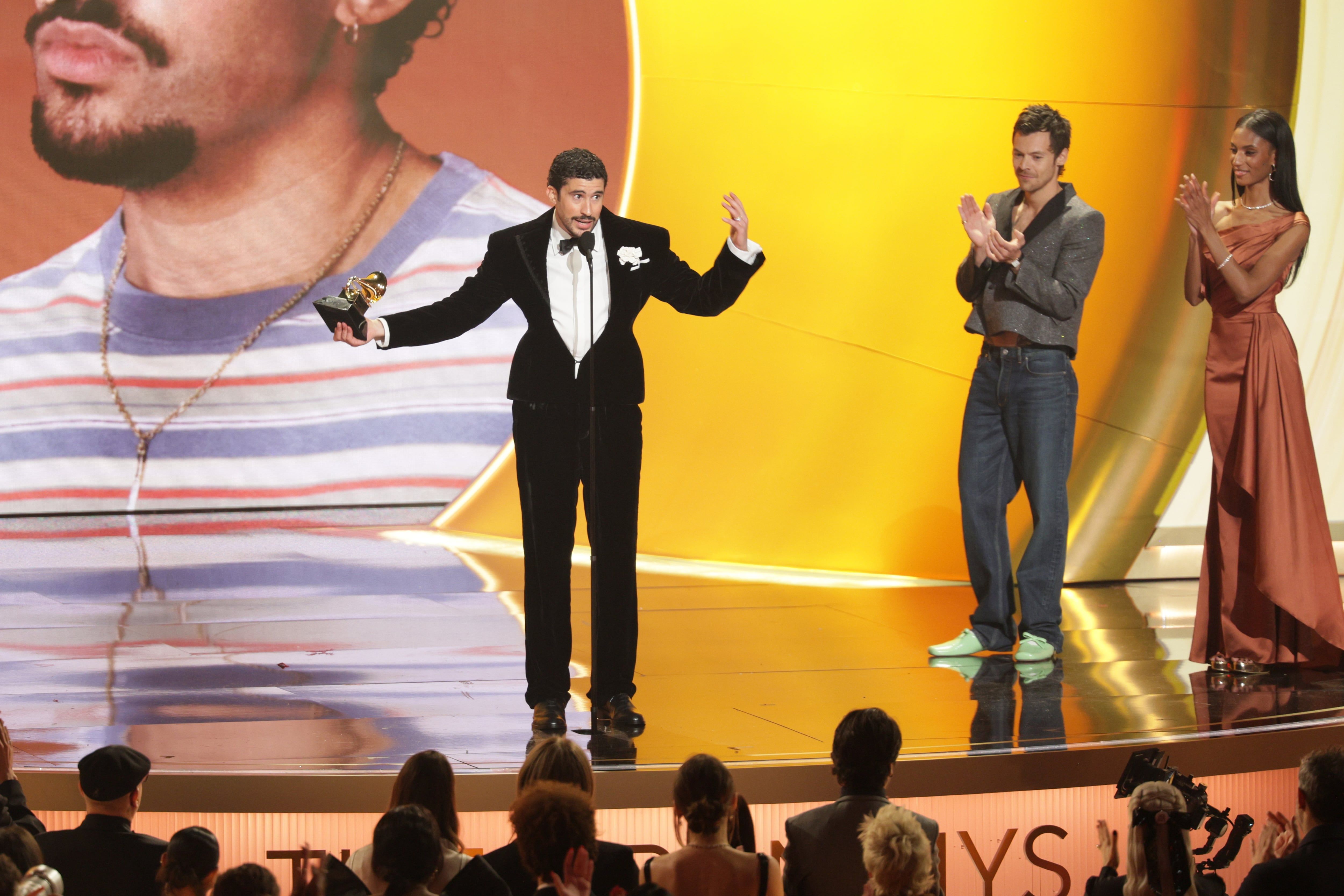 [Bad Bunny no Grammys 2026, discurso duro contra Trump e políticas migratórias]. Reprodução: Elpais