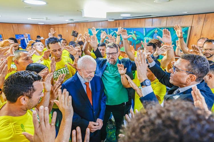 PEC aumenta isenção de igrejas e parlamentares se mobilizam