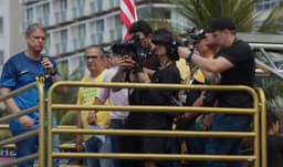 Tarcísio critica preços altos em ato com Bolsonaro