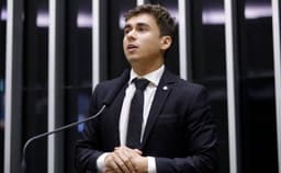 Psicóloga processa deputado Nikolas Ferreira por discursos polêmicos na Câmara. Reprodução: Globo