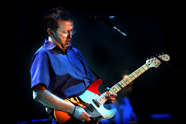 Eric Clapton se apresenta no Palau Sant Jordi, Barcelona, em 2004; retorno aos palcos espanhóis em 2026. Legenda da imagem. Reprodução: Retorno do item 11