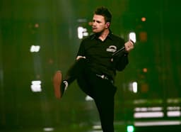 Dani Martín interpreta 'Zapatillas' em Valencia durante LOS40 Music Awards. Legenda da imagem. Reprodução: Retorno do item 11