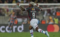 Torcida do Fluminense celebra o retorno de John Kennedy, ídolo do título da Libertadores 2023. Reprodução: ig.com.br