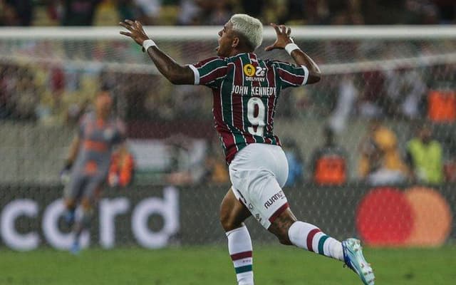 Torcida do Fluminense celebra o retorno de John Kennedy, ídolo do título da Libertadores 2023. Reprodução: ig.com.br