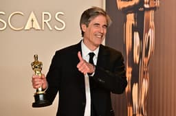 Walter Salles posa na sala de imprensa com o Oscar. Reprodução: Oglobo