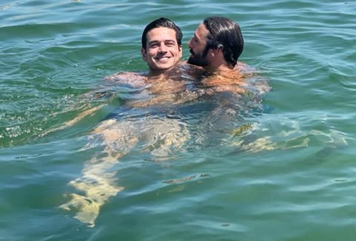 Marco Pigossi e Marco Calvani aproveitam romance na praia