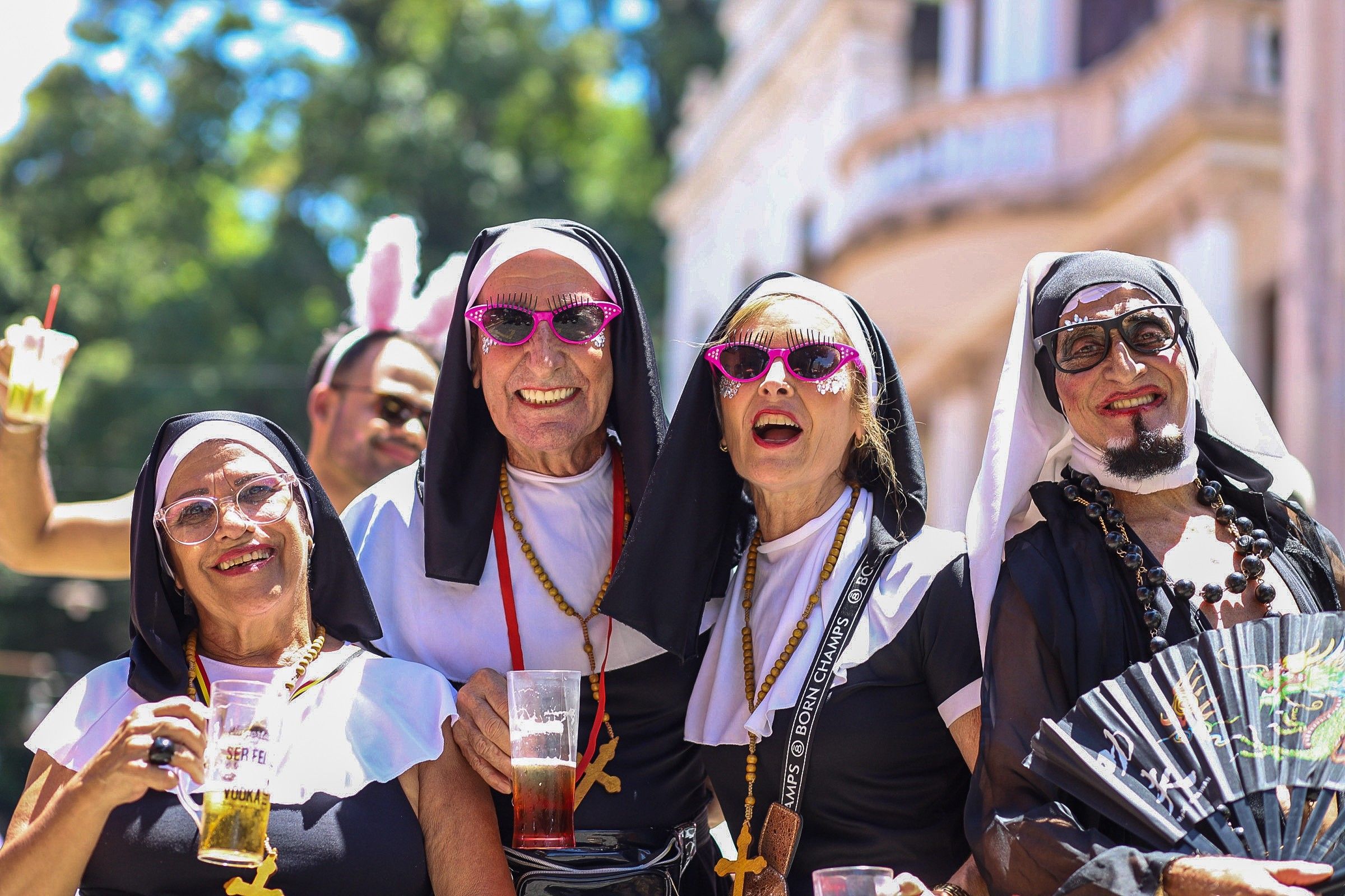 [Bloco Carmelitas desfila no Rio, enquanto leis contra cristofobia avançam.]. Reprodução: Oglobo