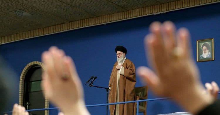 Khamenei Desafia Trump e Ameaças Nucleares do Irã