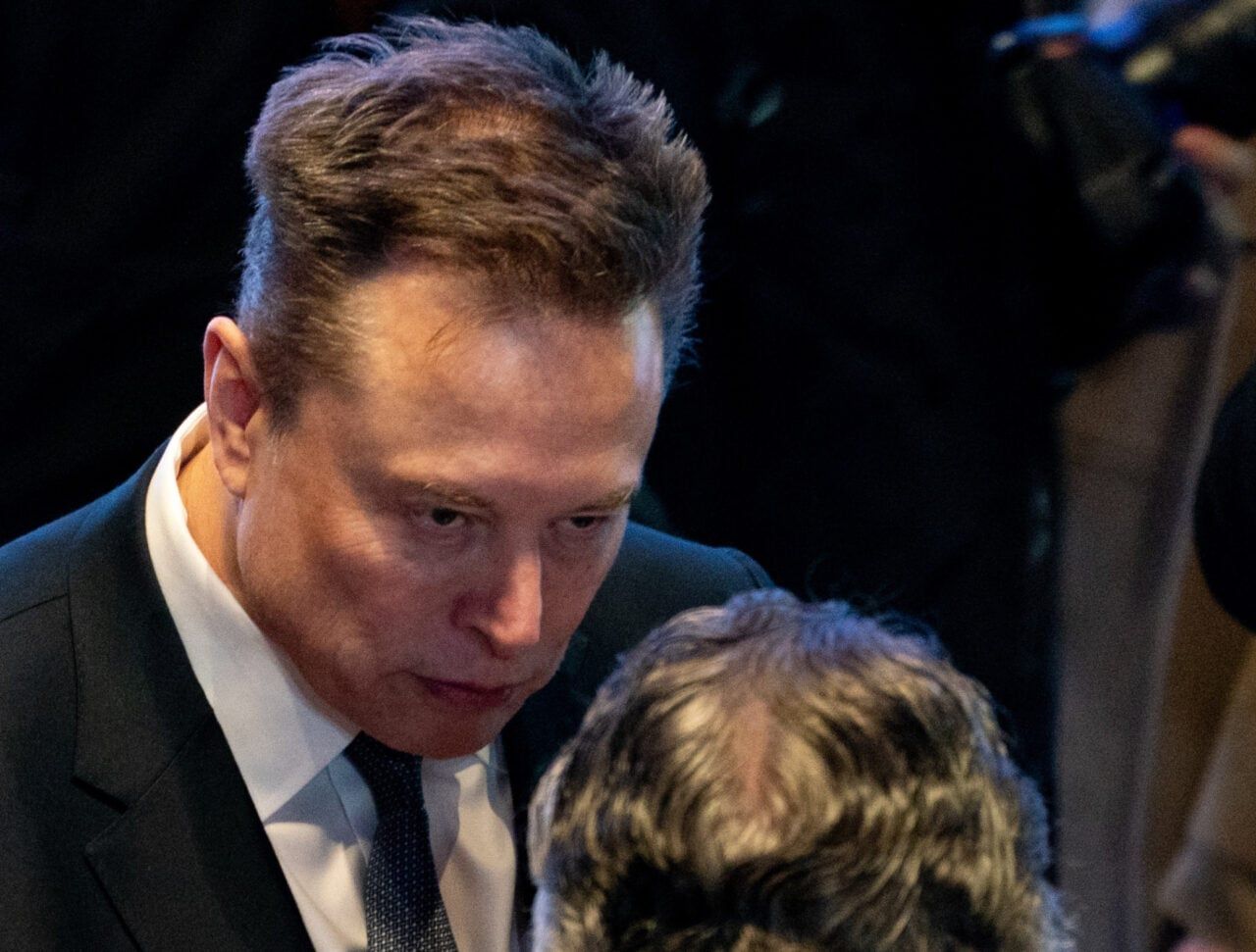 [Elon Musk e Doug Burgum aparecem em foto ligada às acusações envolvendo a OpenAI]. Reprodução: Gizmodo