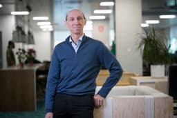 Dana Dunne, CEO da eDreams, em destaque após queda de ações com resultados e previsões revisados. Reprodução: Cinco Días.