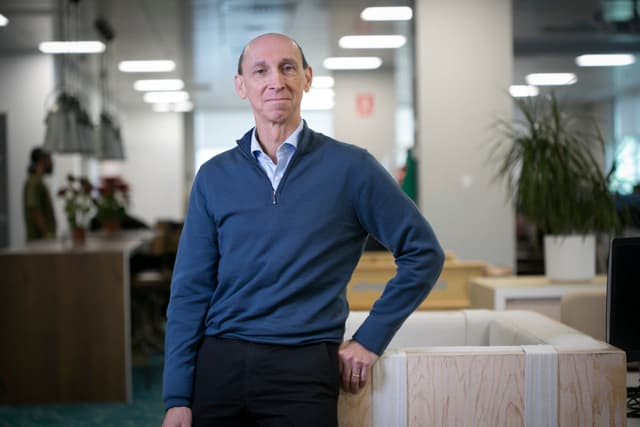 Dana Dunne, CEO da eDreams, em destaque após queda de ações com resultados e previsões revisados. Reprodução: Cinco Días.