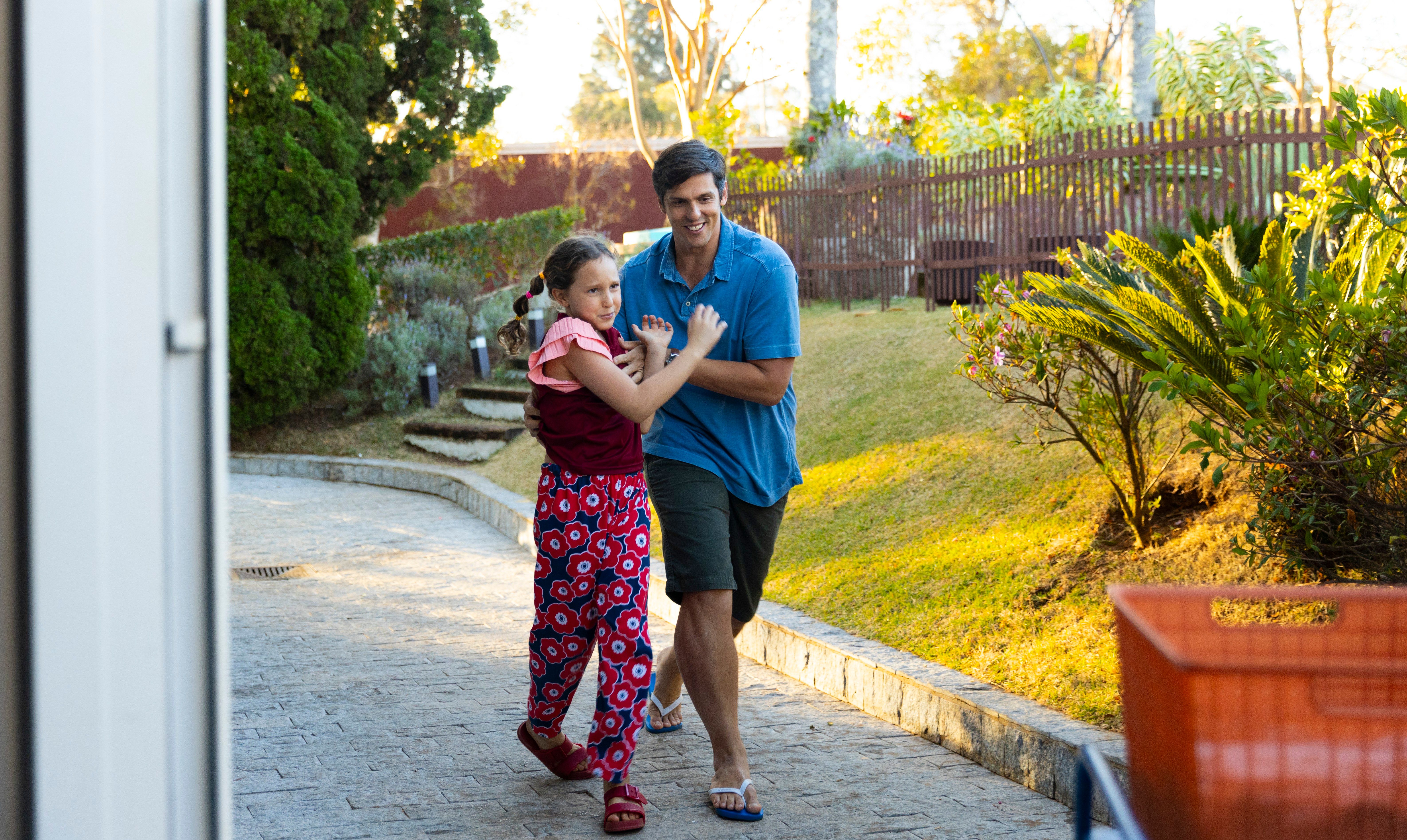 Rafael Infante ao lado da filha Lara em comédia com Dani Calabresa. Reprodução: Oglobo