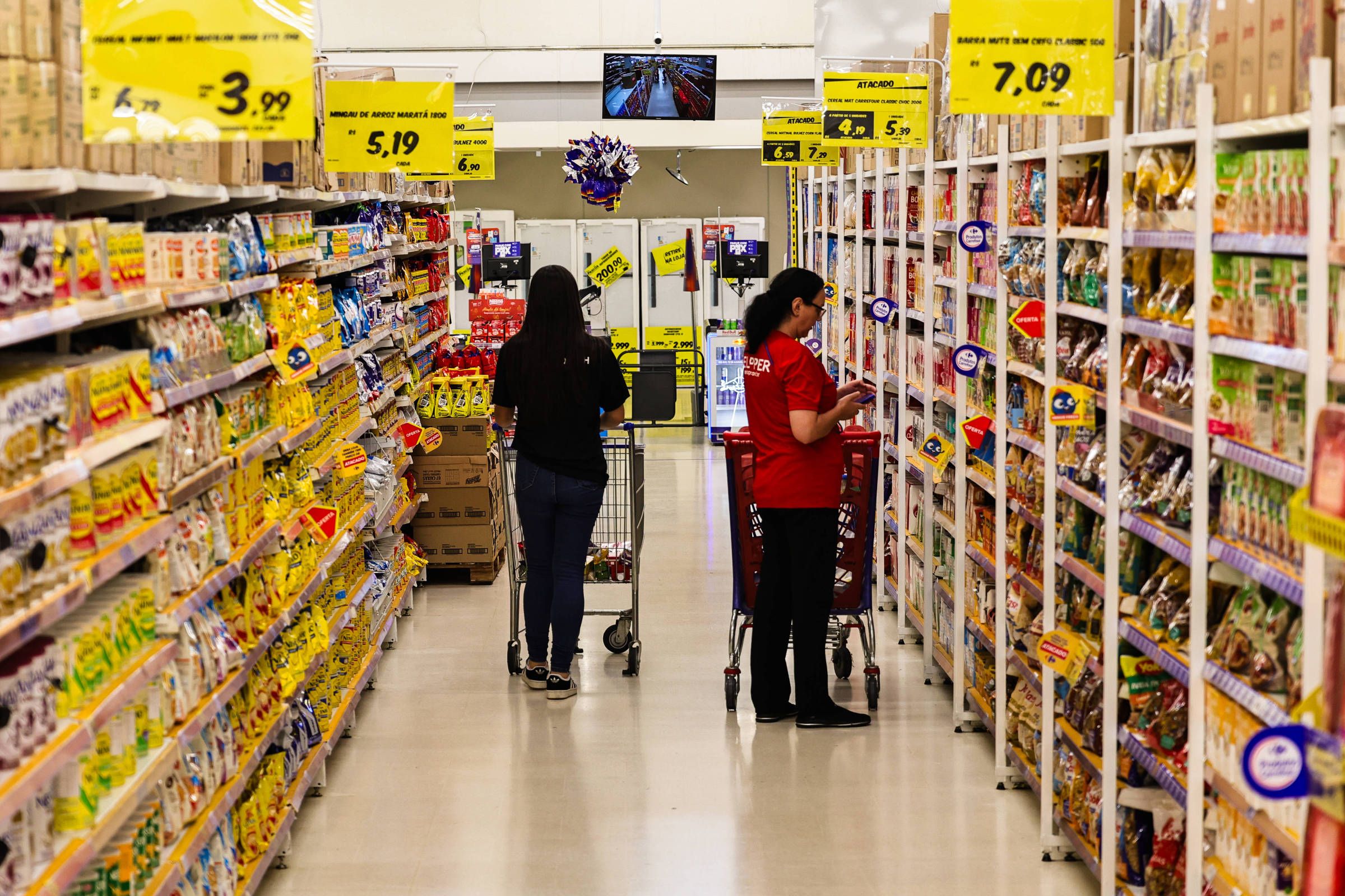 Infla��o desacelera a 0,67% em abril; alimentos e gasolina pressionam - Foto: Folha de S.Paulo