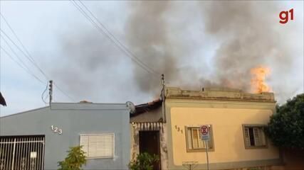Idosos são resgatados após incêndio em residência no bairro Nova Christoni, em Ourinhos. Reprodução: Globo
