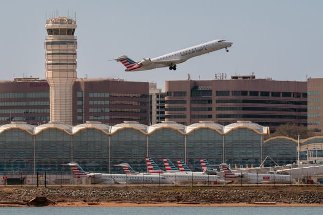 Avião regional da American Eagle decola no Aeroporto Nacional de Washington. Legenda da imagem. Reprodução: Gizmodo