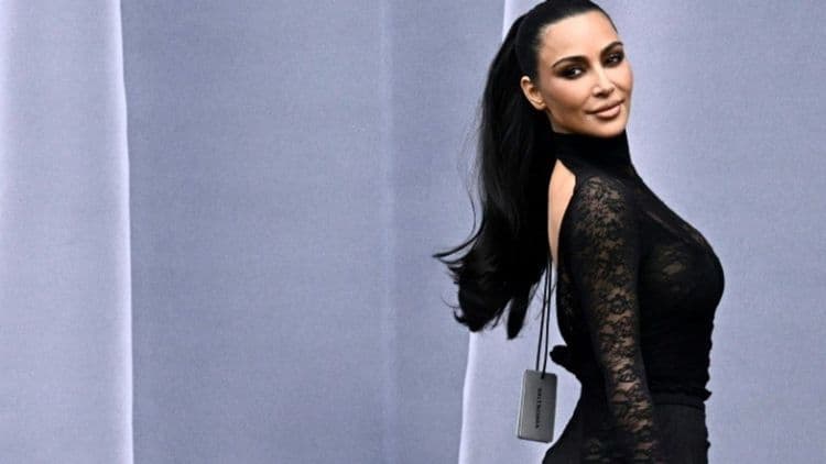 Kim Kardashian, empresária bilionária, destaca-se aos 44 anos. Reprodução: AFP