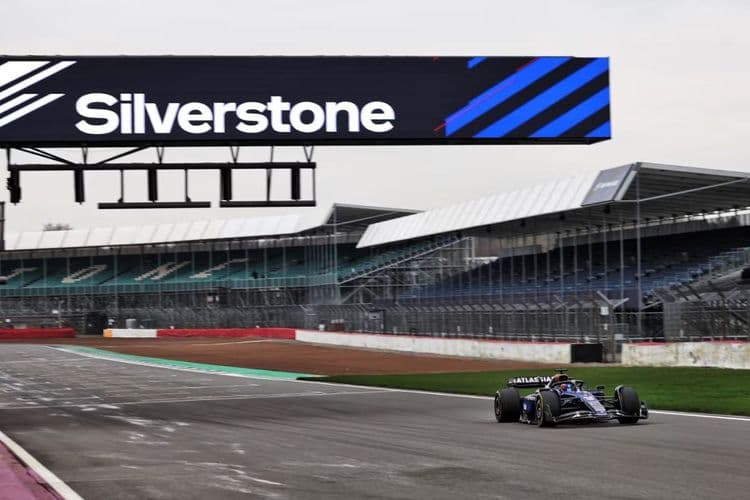 Carlos Sainz estreia com Williams de 2025 em Silverstone