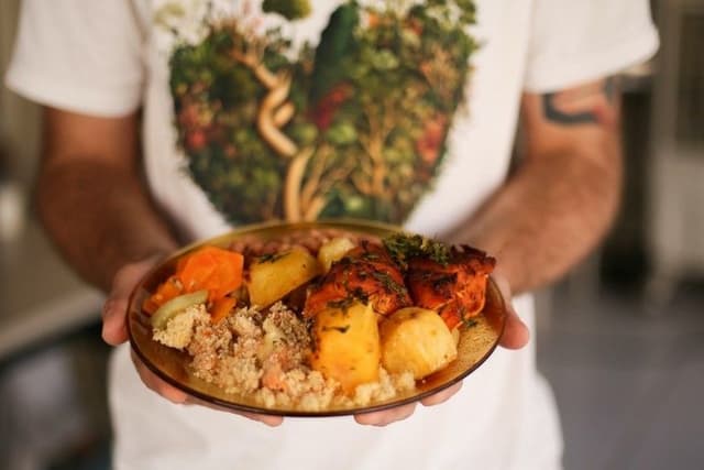 Prato de comida representa os desafios e conquistas na luta contra a fome no Brasil. Reprodução: Lyon Santos/Ministério do Desenvolvimento e Assistência Social, Família e Combate à Fome