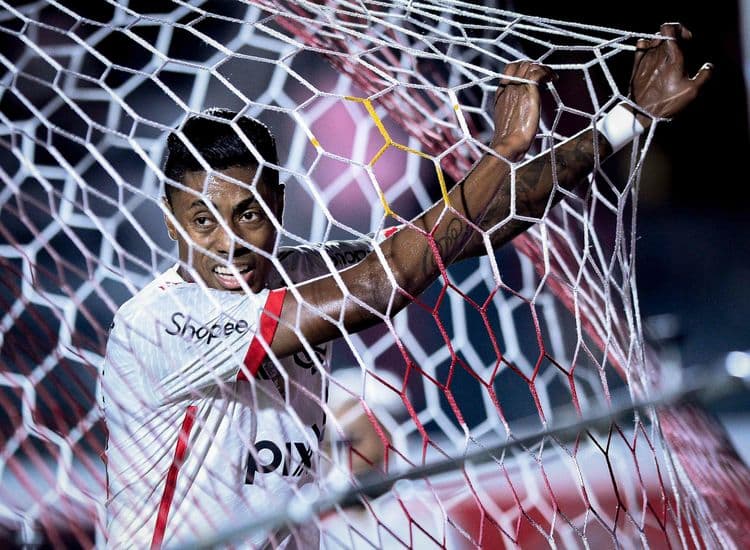 Jogadores do Flamengo em ação, mas falhando nas finalizações durante a partida. Reprodução: Globo