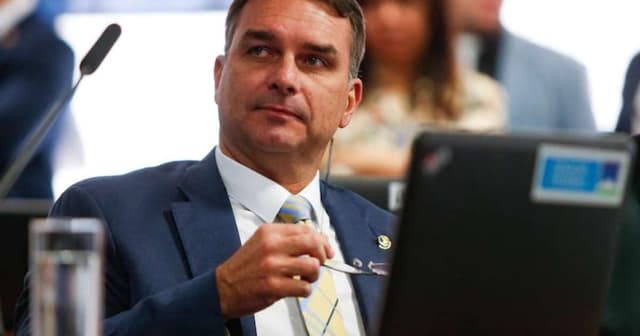 Flávio Bolsonaro pede TCU para investigar Lula