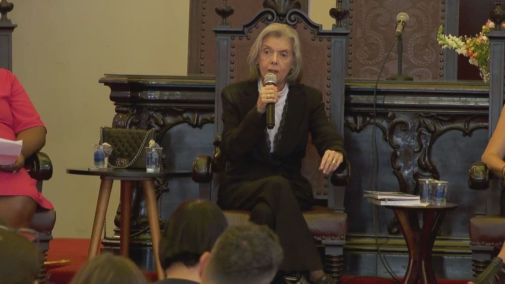 Cármen Lúcia destaca importância da democracia em evento