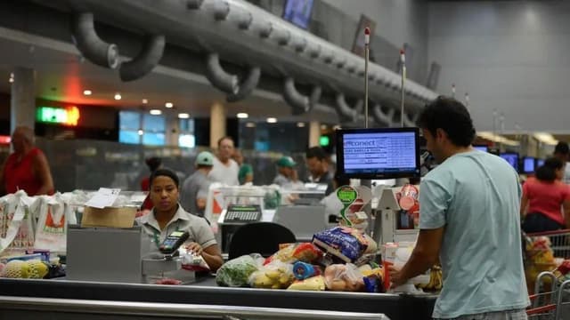 Governo avalia novas medidas para reduzir preços de alimentos