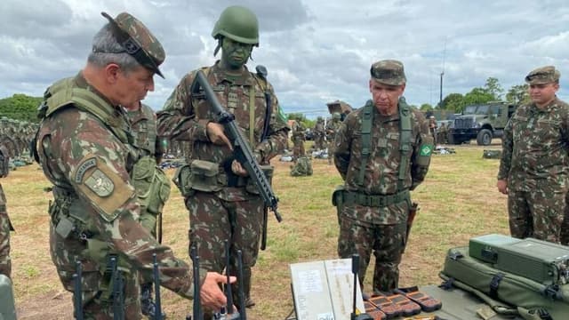 General do Exército inspeciona fronteira com a Venezuela