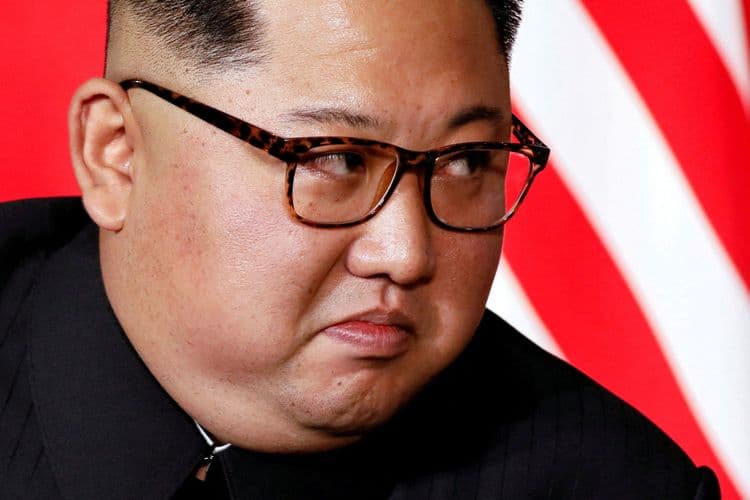 Kim Jong-un presencia acidente de destróier durante lançamento na Coreia do Norte. Reprodução: Globo