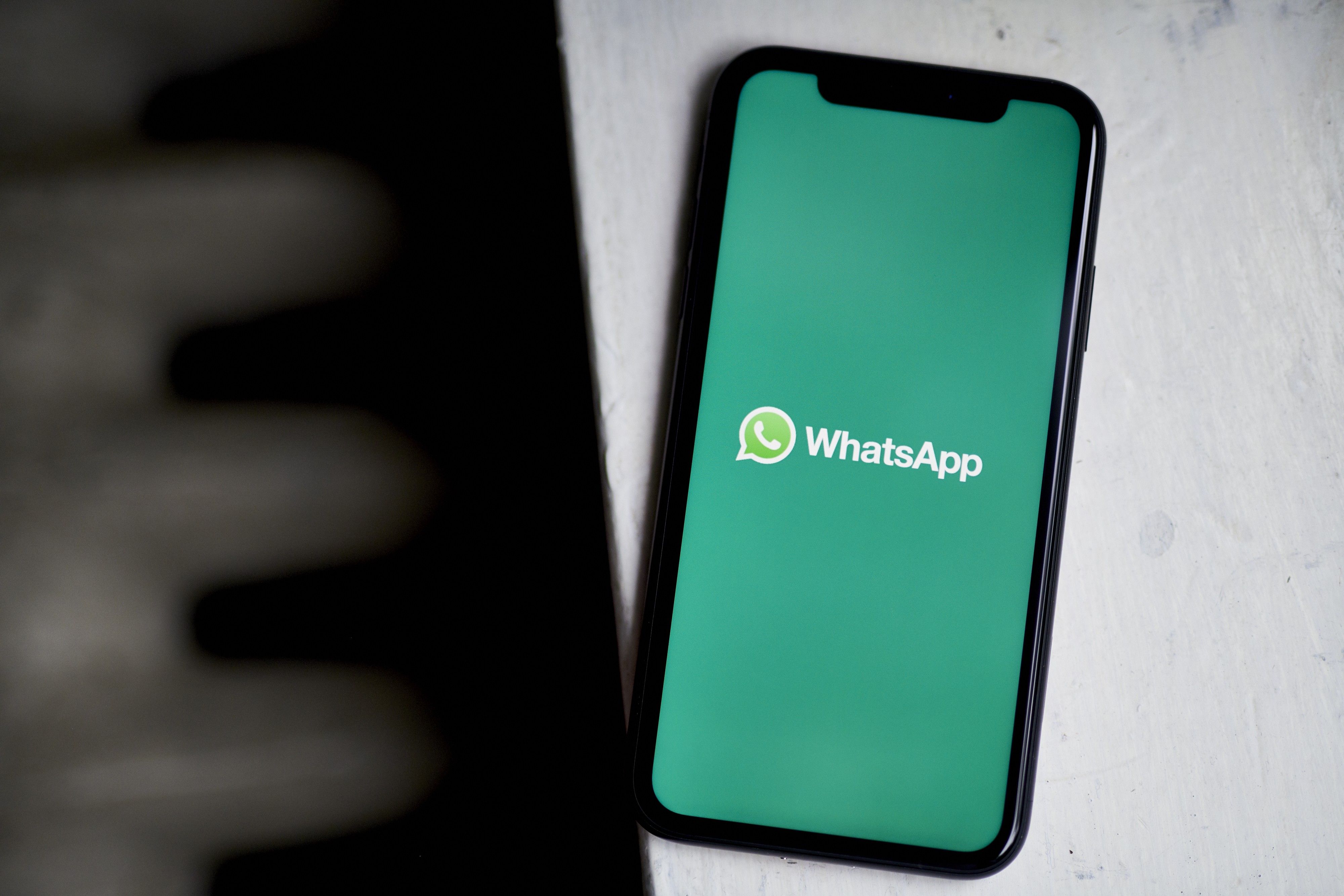 Pessoas verificam celulares durante instabilidade do WhatsApp. Reprodução: Oglobo