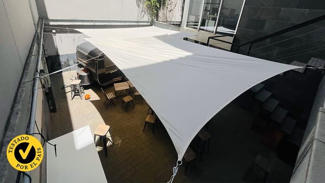 O toldo vela Songmics é destacado como o melhor para proporcionar sombra e resistência ao vento. Legenda da imagem. Reprodução: El Pais