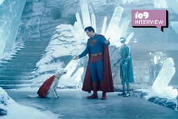 Superman e seu fiel amigo Krypto em entrevista sobre novas aventuras. Reprodução: Gizmodo