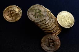 A indústria de criptomoedas atinge recordes de lucros com a nova regulação da Casa Branca. Reprodução: Gizmodo
