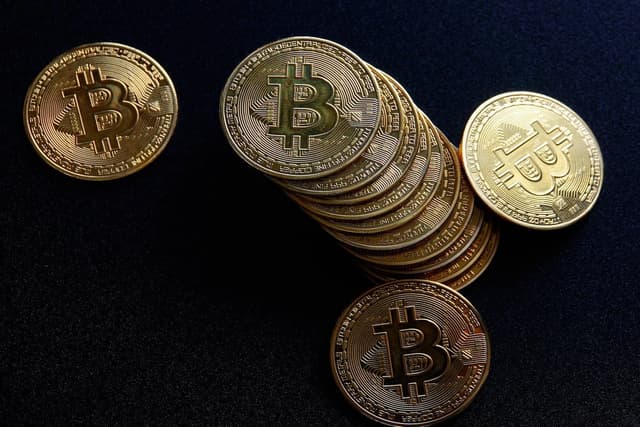 A indústria de criptomoedas atinge recordes de lucros com a nova regulação da Casa Branca. Reprodução: Gizmodo